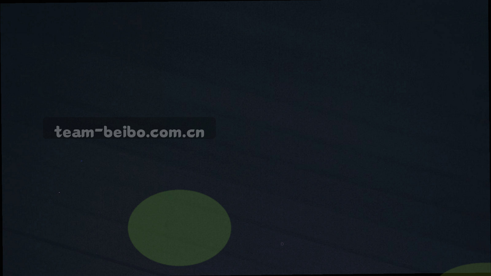 夜间球场灯光掠过看台剪影，荧光青光线沿边线延伸